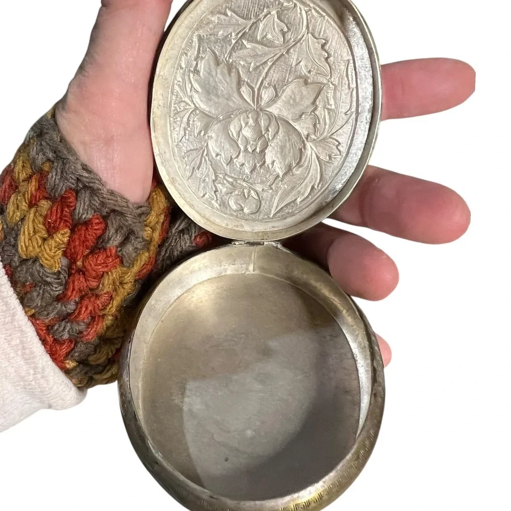 Chinese Vanity Trinket  Box by Sing Fat 勝發‎ Deep Peony Chasing  Oval ca. 1920